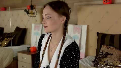 Snapshot of emmacamm chatting on 10-31-25, 01:23 EmmaCamm online show from 10-31-25, 01:23