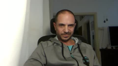 Snapshot of emmagold123 chatting on 12-27-24, 12:23 Ariel online show from 12-27-24, 12:23