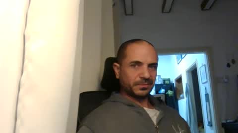 Snapshot of emmagold123 chatting on 12-27-24, 04:32 Ariel online show from 12-27-24, 04:32