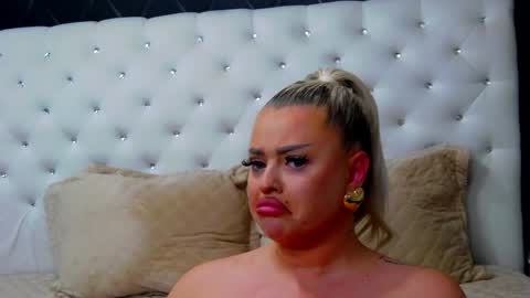 Emma Mavis online show from 01-30-25, 02:15