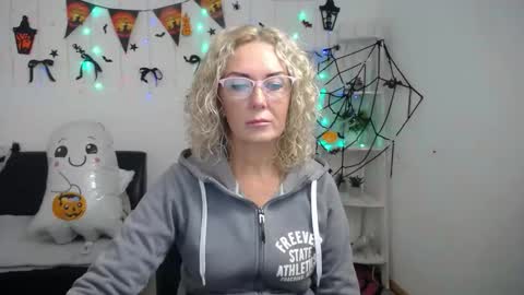 Snapshot of emmapark738567 chatting on 10-19-25, 05:08 Emma online show from 10-19-25, 05:08