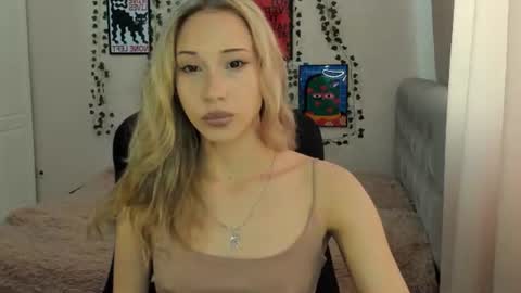 Snapshot of emmarayder chatting on 06-25-26, 11:15 Emma online show from 06-25-26, 11:15