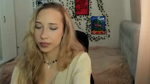 Snapshot of emmarayder chatting on 07-17-26, 11:28 Emma online show from 07-17-26, 11:28
