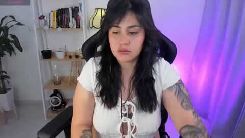 Snapshot of emmax_x chatting on 11-18-25, 10:31 EMMA online show from 11-18-25, 10:31