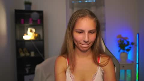 Snapshot of emmie_murray chatting on 06-15-26, 01:02 Emmie online show from 06-15-26, 01:02