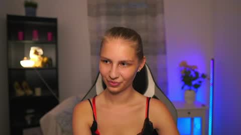 Snapshot of emmie_murray chatting on 06-18-26, 06:45 Emmie online show from 06-18-26, 06:45