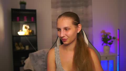 Snapshot of emmie_murray chatting on 06-25-26, 06:56 Emmie online show from 06-25-26, 06:56