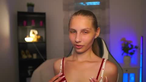 Snapshot of emmie_murray chatting on 06-28-26, 02:12 Emmie online show from 06-28-26, 02:12