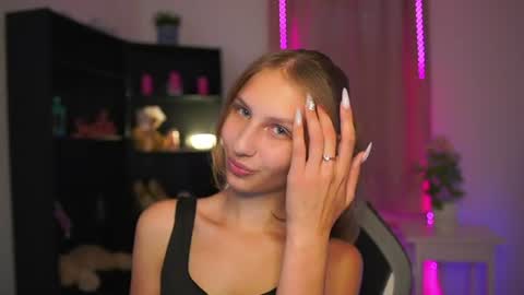 Snapshot of emmie_murray chatting on 07-27-26, 01:18 Emmie online show from 07-27-26, 01:18