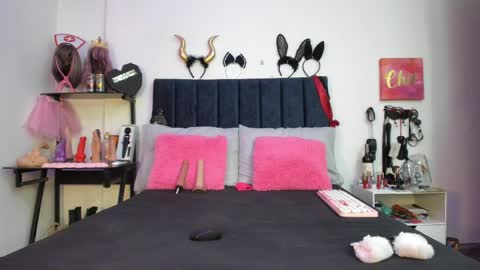 Snapshot of emmily_giraldo chatting on 05-09-26, 01:05 online show from 05-09-26, 01:05