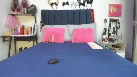 Snapshot of emmily_giraldo chatting on 06-12-26, 12:26 online show from 06-12-26, 12:26
