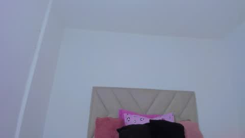 Snapshot of emy_colee chatting on 10-10-25, 04:22 Emy online show from 10-10-25, 04:22