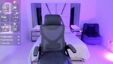 Snapshot of emysilver chatting on 02-19-25, 06:32 Emy Silver online show from 02-19-25, 06:32