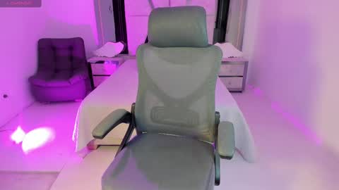 Snapshot of emysilver chatting on 02-20-25, 09:42 Emy Silver online show from 02-20-25, 09:42