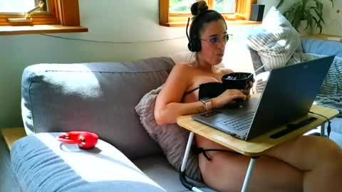 Snapshot of emyxxl chatting on 07-07-26, 02:54 emyxxl online show from 07-07-26, 02:54