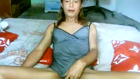 Snapshot of encantadats chatting on 04-16-26, 01:17 CHUN LY online show from 04-16-26, 01:17