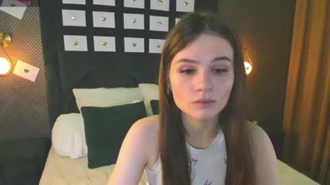 Snapshot of enigmatic_ella chatting on 05-27-26, 01:24 Ella online show from 05-27-26, 01:24