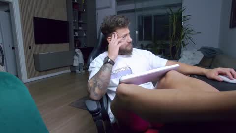 Snapshot of enrikoblue chatting on 12-30-24, 05:13 Erik online show from 12-30-24, 05:13