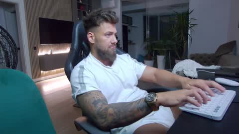 Snapshot of enrikoblue chatting on 01-03-25, 07:18 Erik online show from 01-03-25, 07:18