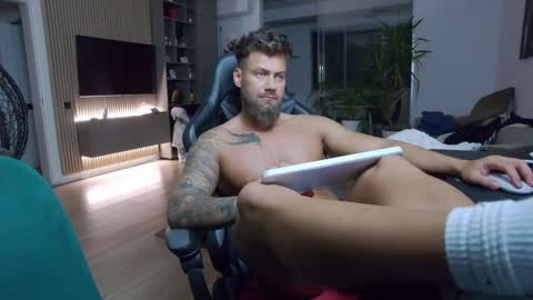 Snapshot of enrikoblue chatting on 01-03-25, 10:19 Erik online show from 01-03-25, 10:19