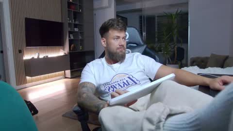 Snapshot of enrikoblue chatting on 01-06-25, 06:10 Erik online show from 01-06-25, 06:10