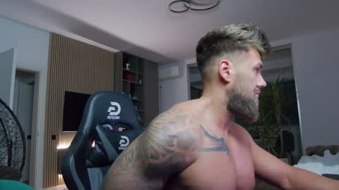 Snapshot of enrikoblue chatting on 01-06-25, 10:37 Erik online show from 01-06-25, 10:37