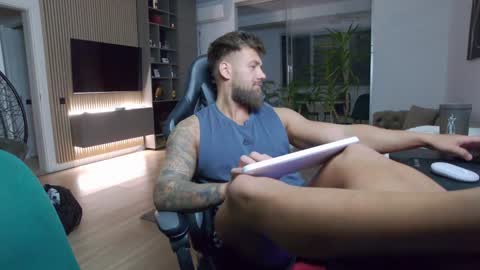 Snapshot of enrikoblue chatting on 01-08-25, 08:29 Erik online show from 01-08-25, 08:29