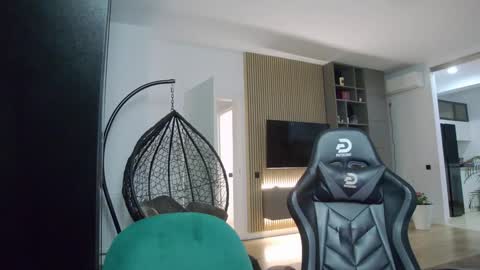 Snapshot of enrikoblue chatting on 01-08-25, 11:30 Erik online show from 01-08-25, 11:30