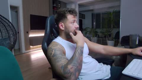 Snapshot of enrikoblue chatting on 01-17-25, 06:54 Erik online show from 01-17-25, 06:54