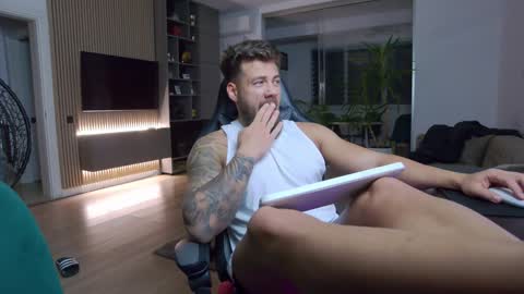 Snapshot of enrikoblue chatting on 01-18-25, 09:02 Erik online show from 01-18-25, 09:02