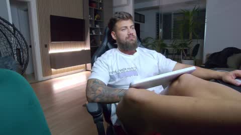 Snapshot of enrikoblue chatting on 01-19-25, 06:21 Erik online show from 01-19-25, 06:21