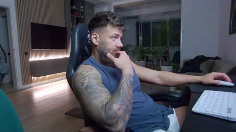 Snapshot of enrikoblue chatting on 01-20-25, 07:25 Erik online show from 01-20-25, 07:25