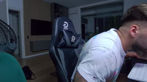 Snapshot of enrikoblue chatting on 01-21-25, 06:34 Erik online show from 01-21-25, 06:34