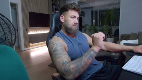 Snapshot of enrikoblue chatting on 01-24-25, 06:46 Erik online show from 01-24-25, 06:46