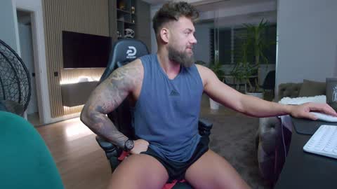 Snapshot of enrikoblue chatting on 01-24-25, 09:47 Erik online show from 01-24-25, 09:47