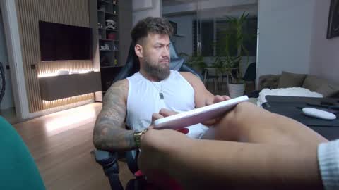 Snapshot of enrikoblue chatting on 01-25-25, 08:42 Erik online show from 01-25-25, 08:42