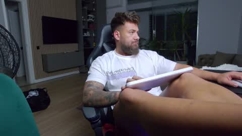 Snapshot of enrikoblue chatting on 01-26-25, 10:35 Erik online show from 01-26-25, 10:35