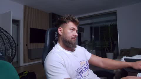 Snapshot of enrikoblue chatting on 01-27-25, 05:26 Erik online show from 01-27-25, 05:26