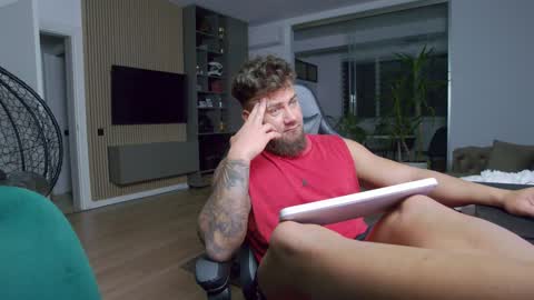 Snapshot of enrikoblue chatting on 01-28-25, 08:26 Erik online show from 01-28-25, 08:26