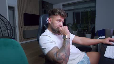 Snapshot of enrikoblue chatting on 01-31-25, 07:29 Erik online show from 01-31-25, 07:29