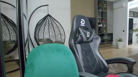 Snapshot of enrikoblue chatting on 01-31-25, 10:31 Erik online show from 01-31-25, 10:31