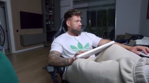 Snapshot of enrikoblue chatting on 02-03-25, 06:49 Erik online show from 02-03-25, 06:49