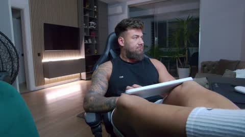 Snapshot of enrikoblue chatting on 02-03-25, 10:32 Erik online show from 02-03-25, 10:32