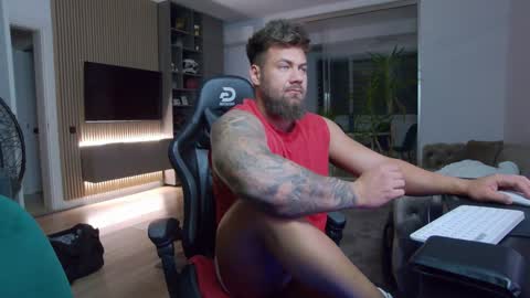 Snapshot of enrikoblue chatting on 02-06-25, 06:24 Erik online show from 02-06-25, 06:24