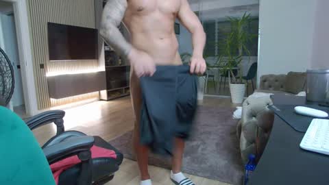 Snapshot of enrikoblue chatting on 02-07-25, 11:13 Erik online show from 02-07-25, 11:13