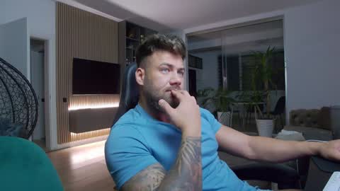 Snapshot of enrikoblue chatting on 02-08-25, 05:39 Erik online show from 02-08-25, 05:39