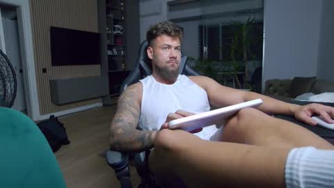 Snapshot of enrikoblue chatting on 02-09-25, 06:26 Erik online show from 02-09-25, 06:26