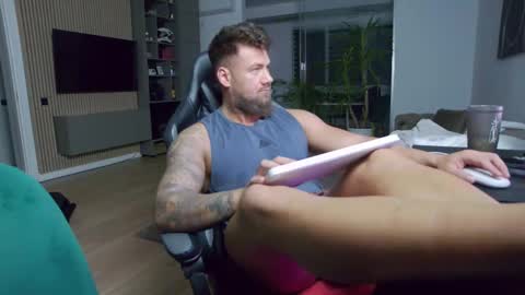 Snapshot of enrikoblue chatting on 02-10-25, 06:45 Erik online show from 02-10-25, 06:45