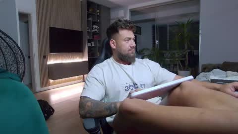 Snapshot of enrikoblue chatting on 02-11-25, 07:27 Erik online show from 02-11-25, 07:27