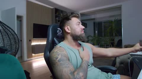 Snapshot of enrikoblue chatting on 02-12-25, 08:29 Erik online show from 02-12-25, 08:29